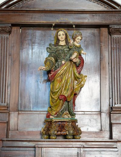 La Virgen titular es una figura en pie con el Niño