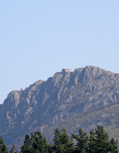 Desde esta ermita se distingue la de Santa Eufemia, en Murelaga (Aulesti), en lo alto del monte Urregarai.