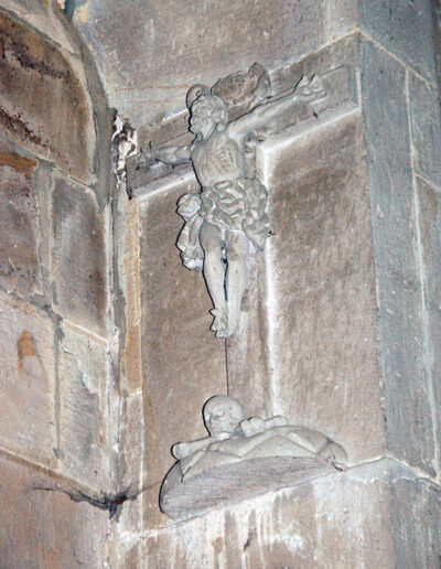 Crucifijo de piedra arenisca que originalmente formaba parte del monumento funerario de don Antonio de Urrutia.