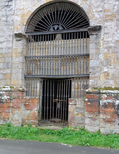 Un portalón con barrotes de forja de nudos cónicos permitía a los Urrutia escuchar misa desde su palacio.