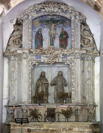 Lo más llamativo es el retablo mayor.
