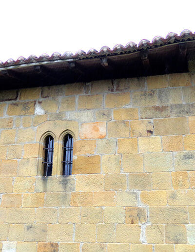 En el muro sur hay una ventana geminada de vanos apuntados.