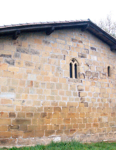 Los vanos de la ermita indican que fue construida a principios del siglo XVI.