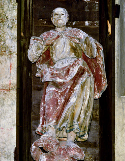 San Bartolomé con barba, de rotundos rasgos miguelangelescos, que pisa al diablo.
