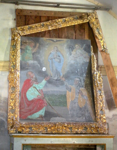 Preside el altar un cuadro de San Joaquín y Santa Ana.