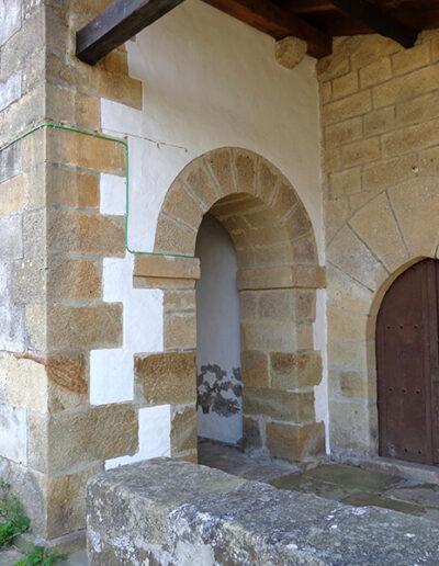 El acceso de arco apuntado es lo único que se conserva de la primitiva ermita gótica.