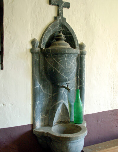 Aguamanil del siglo XIX tallado en piedra.