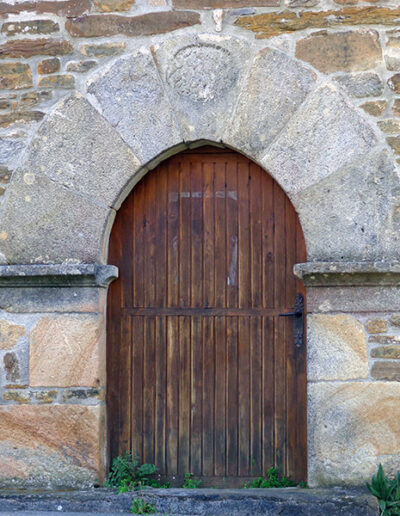 Se accede a la ermita a través de una puerta en arco ligeramente apuntado, en cuya clave hay un círculo tallado.