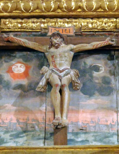 Cristo crucificado que remata el retablo central.