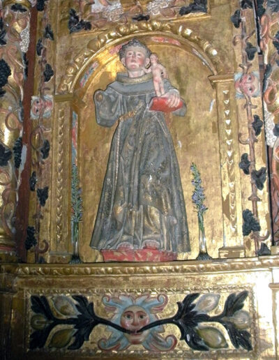 Imagen barroca de San Antonio de Padua sosteniendo al Niño Jesús.