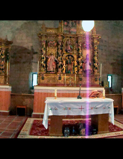 Tres retablos barrocos presiden la ermita.