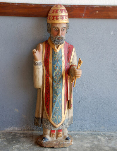 Imagen de San Pedro, representado como papa, que se coloca presidiendo el altar