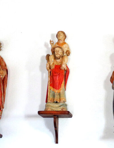 En la cabecera, tres peanas acogen las imágenes de los santos titulares de la ermita.