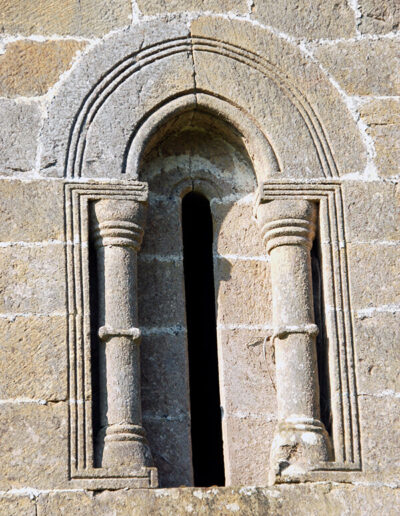 En la zona del altar se abre una preciosa ventana, decorada con columnillas y muy finamente trabajada.