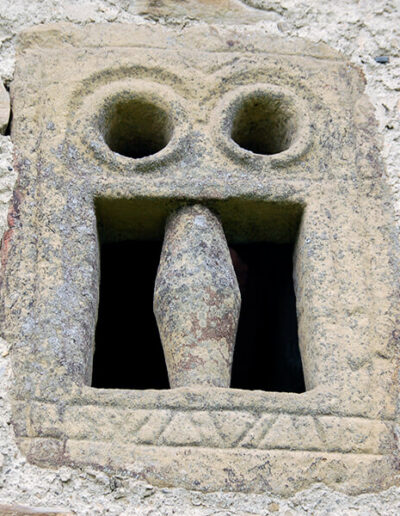 Aldarearen atzean zizelatutako leihoa dago, XI. mendeko ermita prerromaniko batetik berrerabilia.