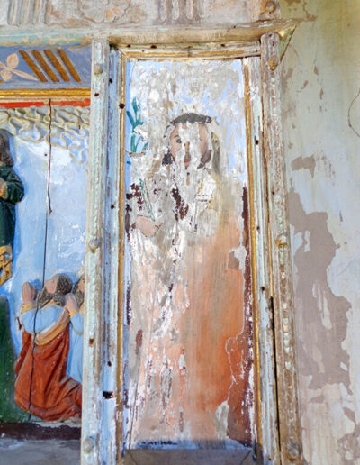 Pintura de un santo sin identificar que flanquea la imagen central del retablo.