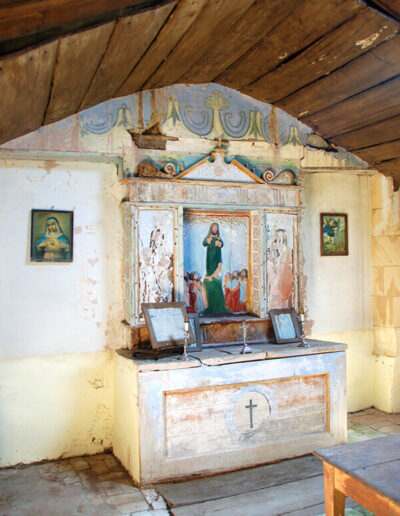 Retablo clasicista, con altar incorporado, que preside la ermita