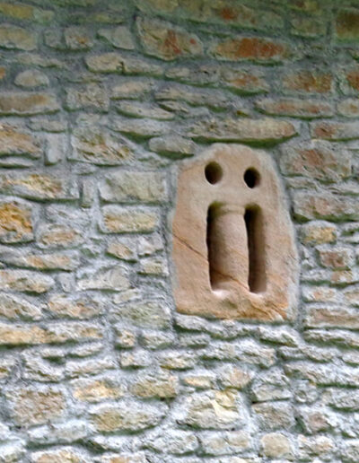 En la cabecera de la ermita hay una ventana de piedra, datada a mediados del siglo XI.