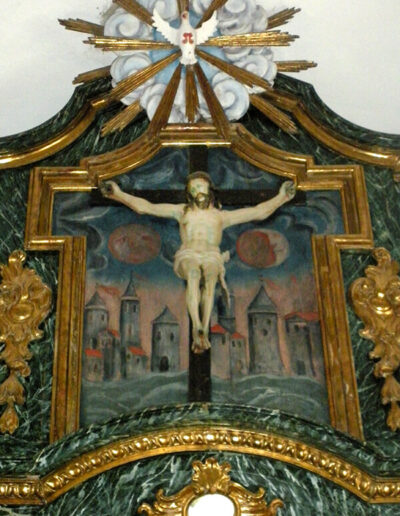 Imagen de Cristo crucificado, de fines del siglo XVI, que corona el retablo.