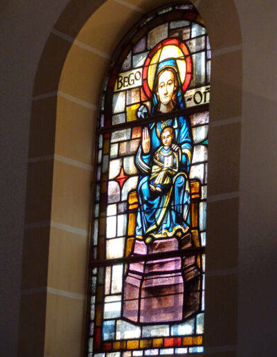 Tres vidrieras coloreadas elaboradas por la empresa Vidrieras de Arte cierran las ventanas de la ermita.