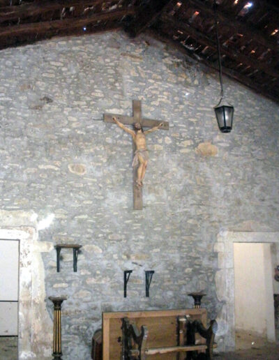 Cristo barroco que preside el altar de la ermita.