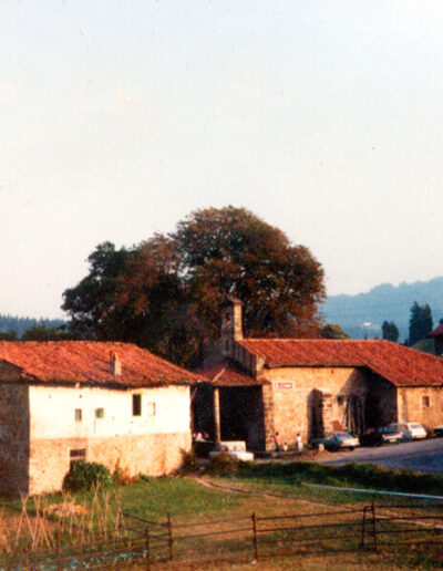 Detrás de la ermita estaba la casa Ermitoste, que fue convento de clausura y, frente a ella, el antiguo hospital llamado Ermitaurre o Seroretxe.