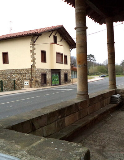 En el frente de la ermita se abre un amplio pórtico sobre columnas.