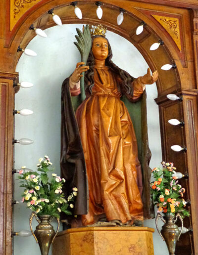 Imagen clasicista de Santa Lucía, patrona de la ermita, en el centro del retablo.