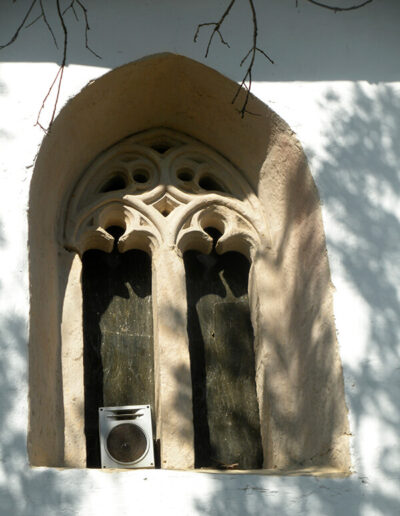 Esta ventana ojival, formada por dos arquillos trilobulados, es uno de los elementos más antiguos de la ermita.