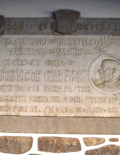 Una placa, obra de Otaduy, homenajea al sacerdote Víctor Gurtubay.
