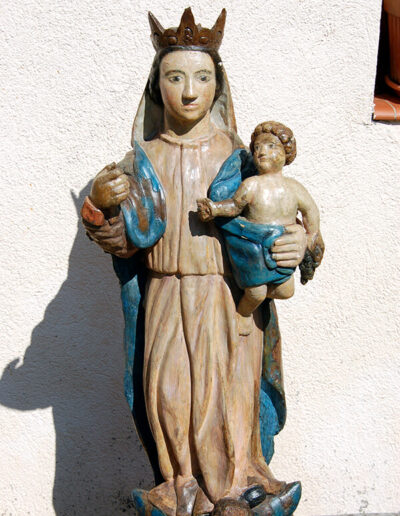 Imagen romanista de la Virgen María coronada que mezcla la iconografía de la Inmaculada y la Virgen del Rosario.