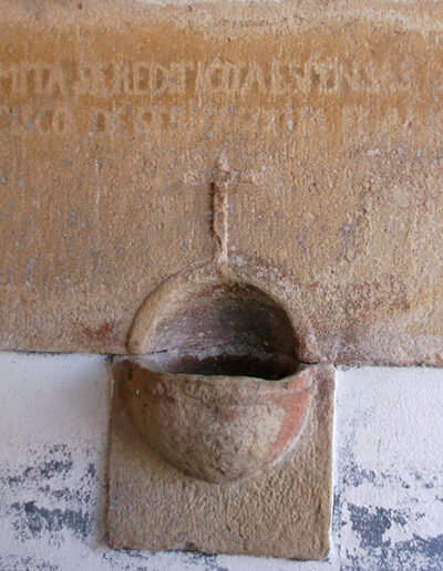 Una inscripción, casi ilegible, sobre la pileta de agua bendita constata que la ermita fue reconstruida en el siglo XIX.