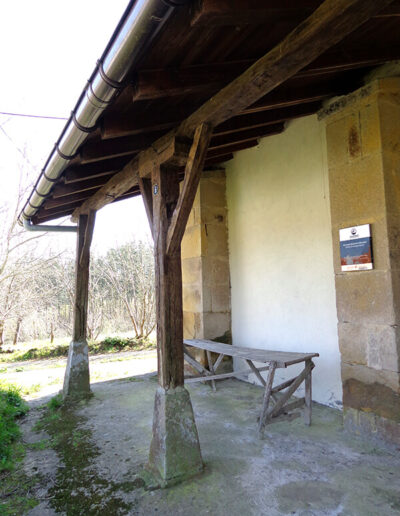 En el lado norte la ermita tiene un pórtico de madera.