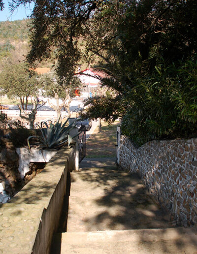 Una escalera que discurre entre encinas permite acceder a la ermita.