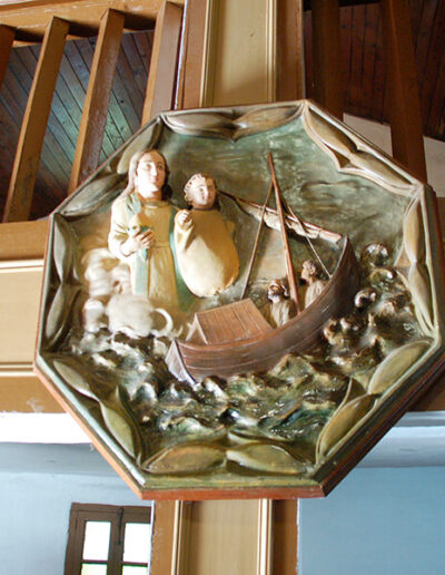 Relieve de madera de la Virgen del Socorro impidiendo milagrosamente un naufragio.