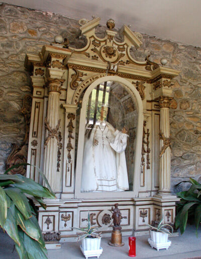 Un pequeño retablo rococó preside el Santutxu.
