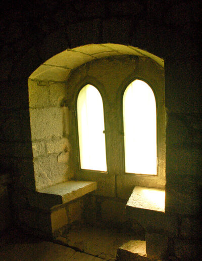 Esta ventana geminada de tipo asiento es la mayor de las que ilumina la ermita.